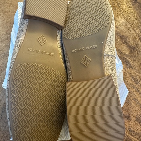 Brand New Donald Pliner Binah Leather Loafer, Light Bronze, Size 7.5 - Picture 2 of 8